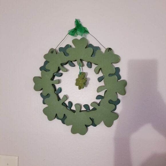 St. Patrick's day sparkly wooden wreath - Picture 3 of 3